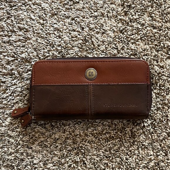 Stone Mountain Accessories Handbags - Stone Mountain Genuine Leather Brown Wallet